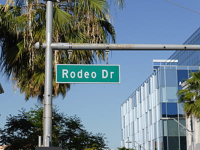Rodeo Dr street signage thumbnail