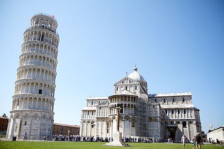 leaning tower of piza under blue sky thumbnail