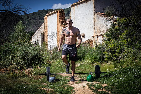 man doing workout outdoors thumbnail