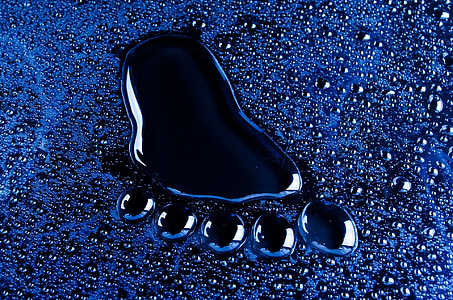 footprint shaped water droplets thumbnail