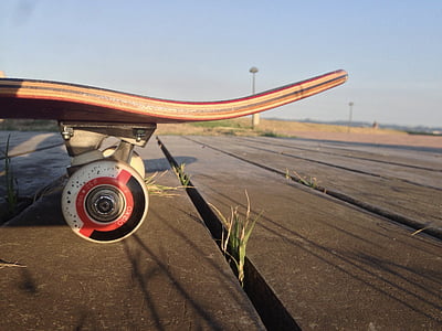edge view of beige skateboard thumbnail