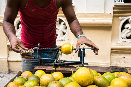Peeling yellow oranges the Cuban way thumbnail