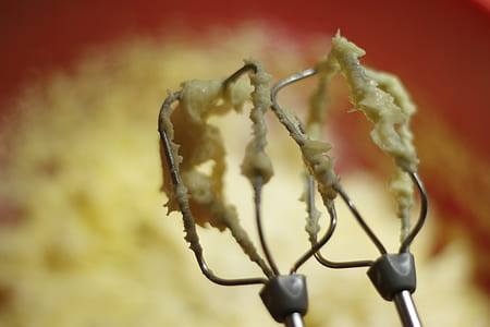 hand mixer coated with batter thumbnail