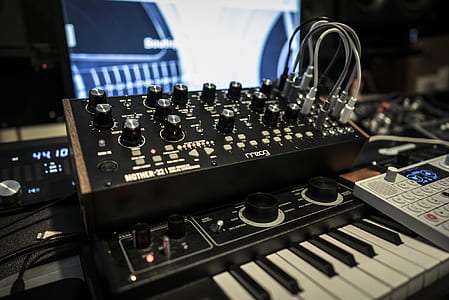 shallow focus photography of audio equipment thumbnail