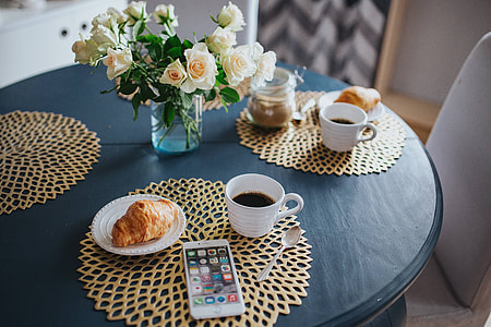 Round breakfast table with white flowers and golden coffee mats thumbnail