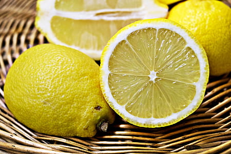 close-up photography of sliced lemon thumbnail