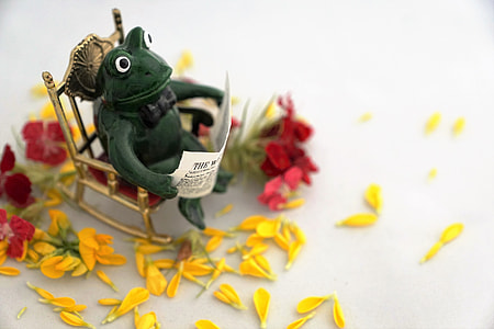 green frog ceramic figurine thumbnail