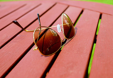 brown lens Aviator-style sunglasses with gold-colored frames in close-up photography during daytime thumbnail
