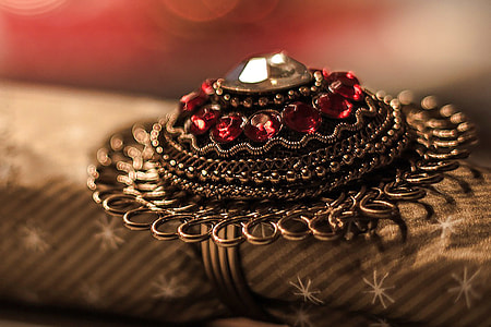 close-up photo of gold-colored ring thumbnail