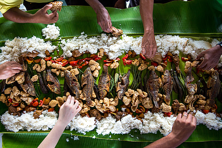 people having boodle fight thumbnail