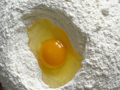 egg on top of flour thumbnail
