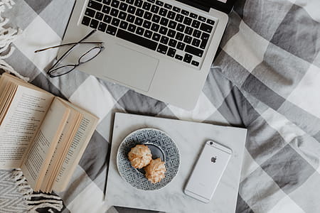 Everything you need to work from your bed thumbnail
