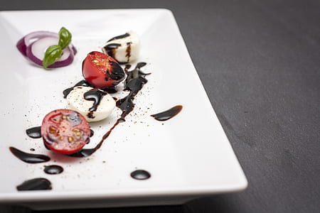 slice of onion and tomato with chocolate syrup thumbnail