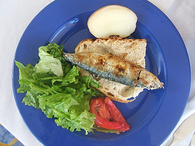 bread with sardines and lettuce platter thumbnail