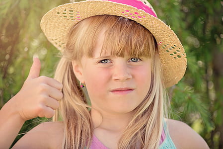 photo of girl wearing sun hat thumbnail