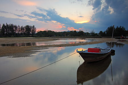 Scenic View of Lake Against Sky at Sunset thumbnail