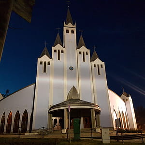 Somewhere in Hungary I spotted this beautiful church. thumbnail