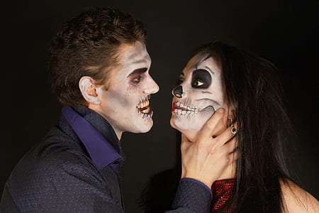 close-up photo of man holding woman neck thumbnail