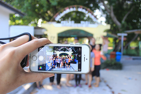 person taking photo of peaple thumbnail