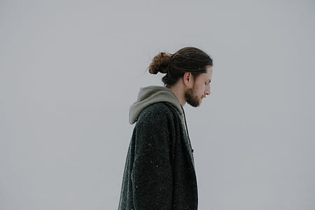 photo of man wearing gray hoodie thumbnail