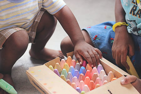 two toddlers playing crayons thumbnail