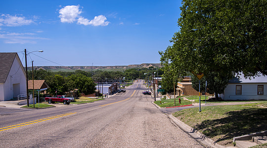 Road in small town in Texas thumbnail
