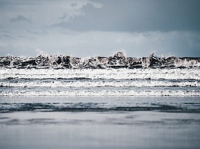 sea waves under blue sky thumbnail
