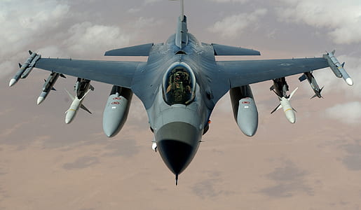 focused photo of F-16 fighter jet thumbnail