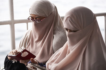 women in white hijab veils thumbnail