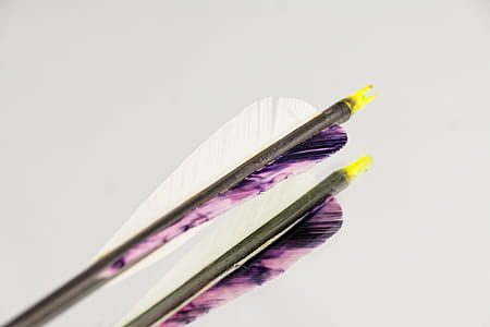 close-up photo of two black-and-white arrows thumbnail