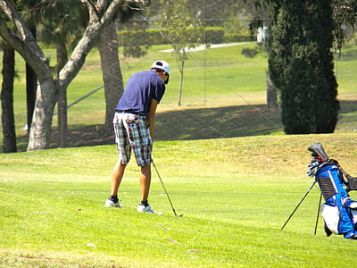 man playing golf thumbnail