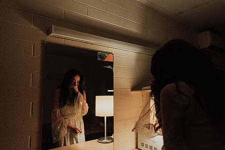 woman looking at the mirror thumbnail