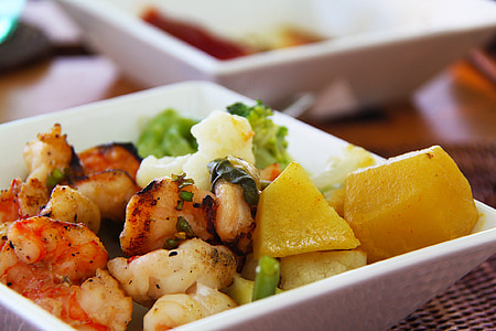 cooked shrimps with potato platter thumbnail