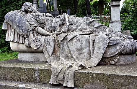 woman on chaise lounge concrete statue thumbnail