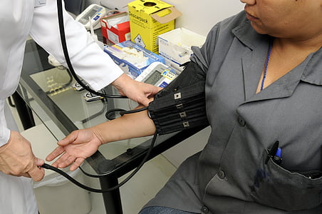 doctor doing sphygmomanometer on patient thumbnail