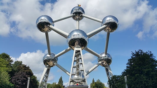 Atomium, Brussel Belgium surrounded by trees taken during daytime thumbnail