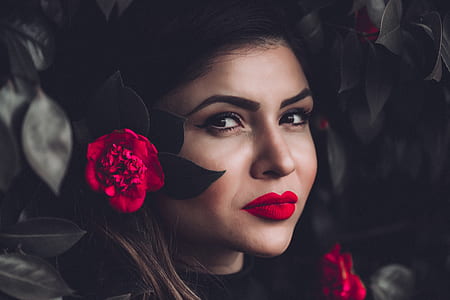 woman looking sideways thumbnail