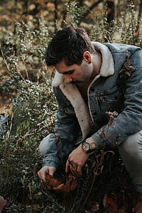 man holding dried leaf thumbnail