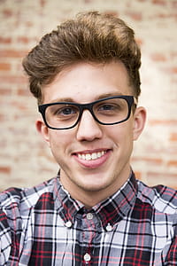Man Wearing Eyeglasses thumbnail