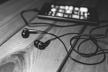 black in-ear headphones thumbnail
