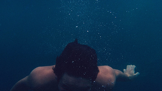 man swimming underwater thumbnail