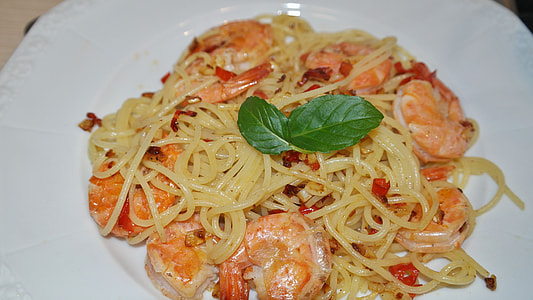 white spaghetti with shrimps thumbnail