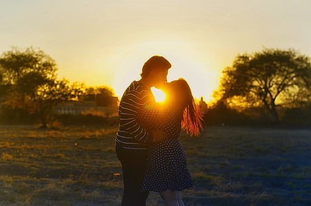 couple kissing during golden hour thumbnail