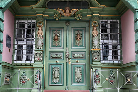 green and pink house thumbnail