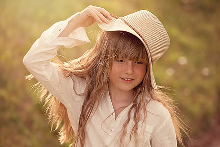 girl wearing beige hat thumbnail