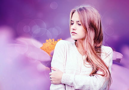 woman wearing pink crew-neck sweater holding right elbow thumbnail