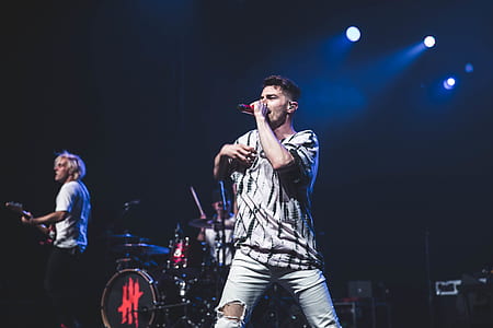man singing on stage thumbnail
