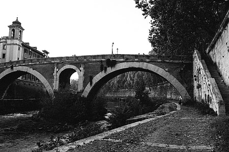 Bridge to Tiber Island thumbnail