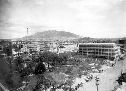 Landscape of El Paso and the Franklin Mountains in Texas thumbnail