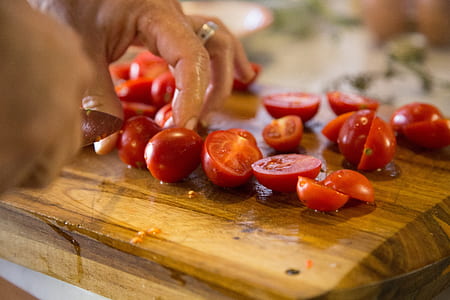 person sliced tomatoes thumbnail